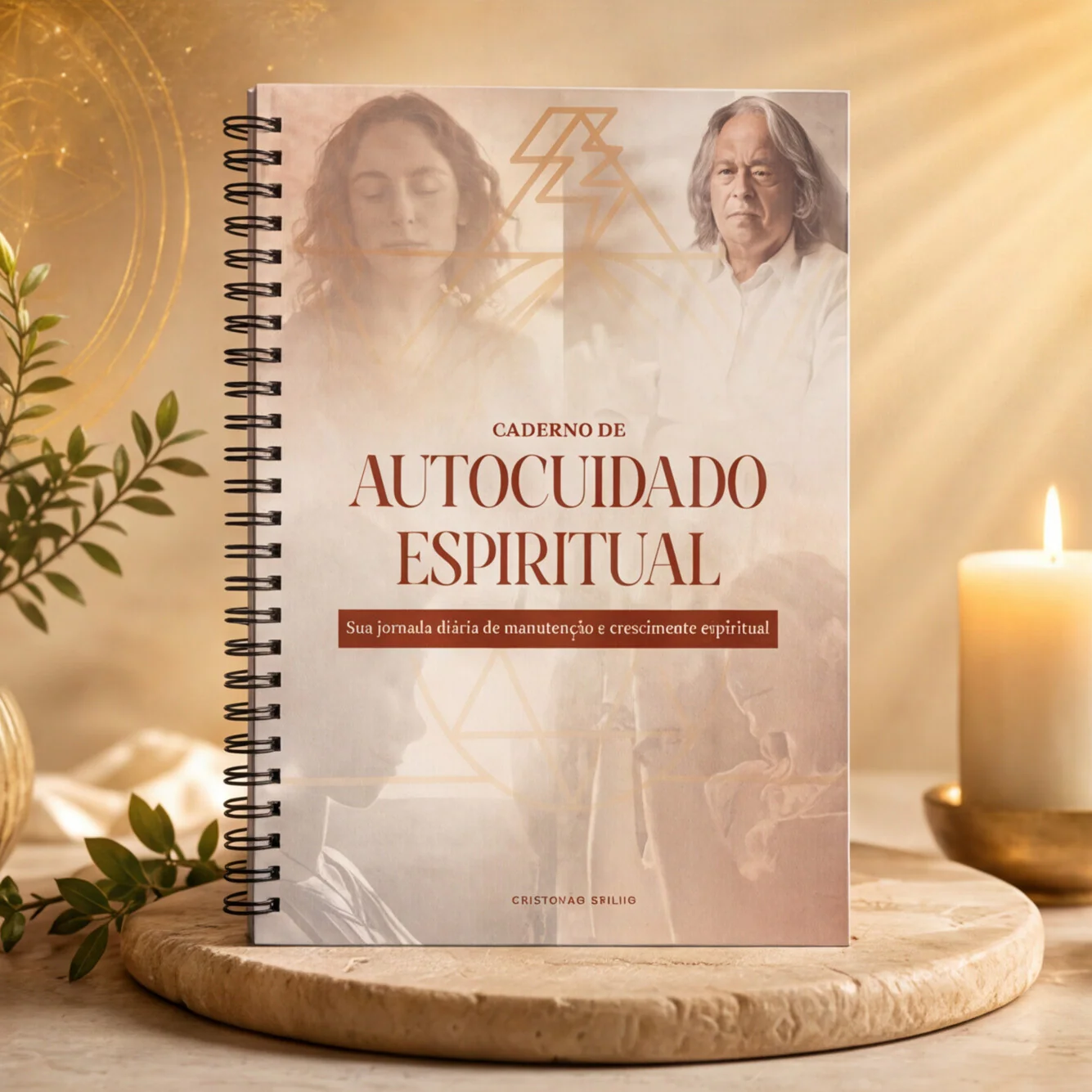 Caderno de Autocuidado Espiritual — caderno físico de capa, sobre pedestal de pedra com vela e folhagem